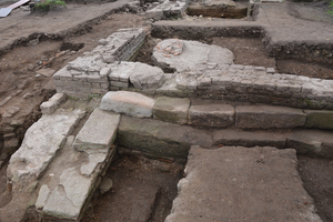 Insula 1: Monumentale Treppenanlage vor der Südwestecke.