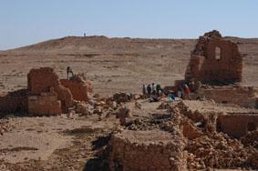 The Porta Praetoria (main gate, seen from the interior) at the outset of excavations. On an elevated plateau in the background temple GG2
