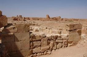 The Porta Praetoria with blocked carriageway (seen from outside), houses of the Berber settlement and, in the background, interval tower 2
