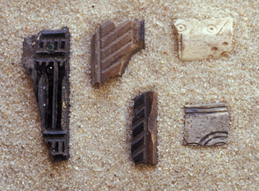 Fragmente eines Reliquiars aus der Kölner Beinschnitzerschule (um 1200 n.Chr.).