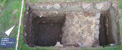 Abb. 6: Sondageschnitt mit Mauerfundament eines bislang unbekannten spätmittelalterlichen Gebäudes